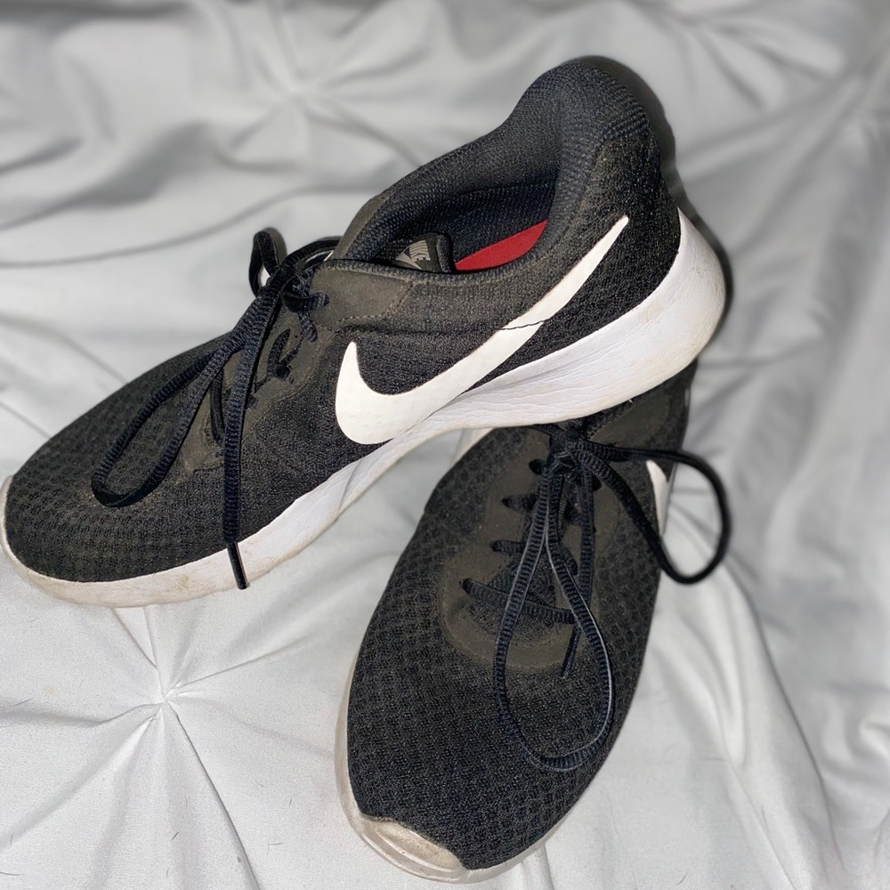 Comfy black nike sneakers!!